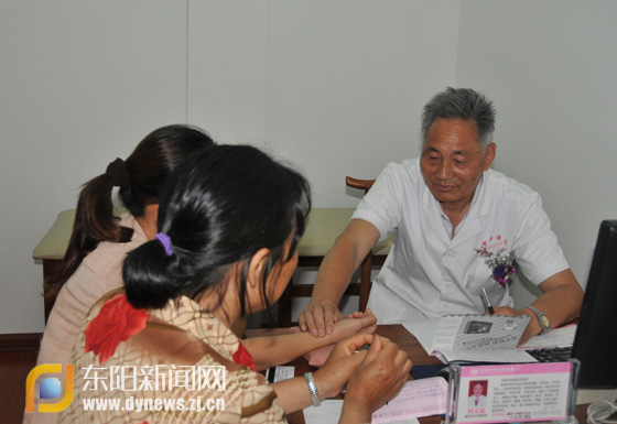 老中医为患者诊疗