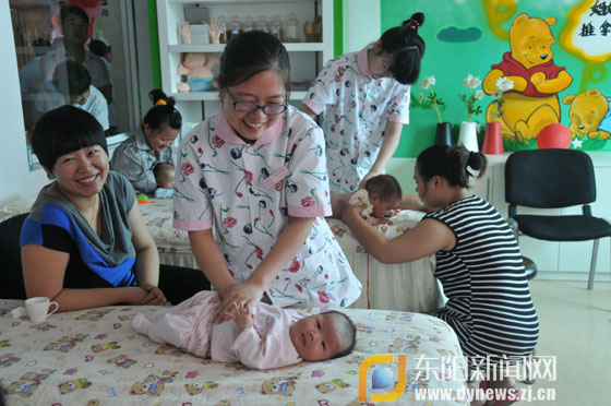 新生儿正享受着有益健康的小儿推拿