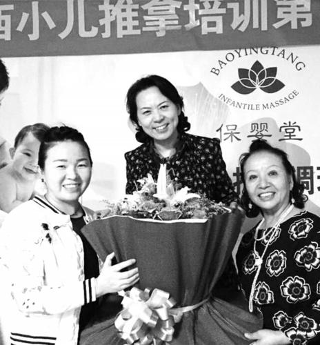 小儿推拿名家何玉华与学员成富琴